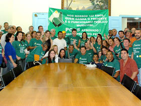 Prefeito e sindicalistas comemoram - Foto: Marco Esteves