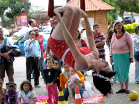 Acrobacias de Cecília Viegas - Foto: Roberto Ferreira