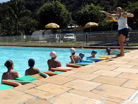 Alunos durante aula de natação - Foto: Vanusa Lima