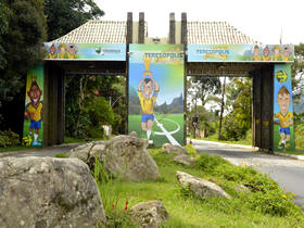 Pórtico de entrada da cidade em verde e amarelo - Foto: Marco Esteves