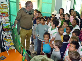 Hudson Fernandes interage com as crianças - Foto: Jeferson Hermida