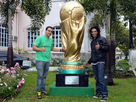 Réplica da taça da Copa - Foto: Marcelo Rosa