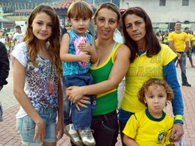 Família assiste ao jogo em Bonsucesso. Foto: Davi Almada