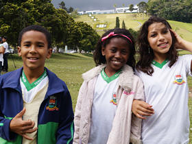 Alisson de Carvalho, Alana Rocha e Kailane Amaral participaram do clipe e visitaram pela primeira vez a Granja Comary - Foto: Marcelo Ferreira