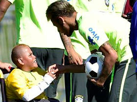 Neymar atende as crianças - Foto: Nóbrega