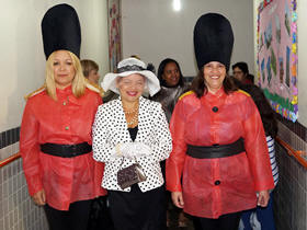 Escoltada pela guarda real a Rainha da Inglaterra - Foto: Marcello Ferreira