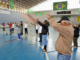Melhor idade se exercita - Foto: Jeferson Hermida