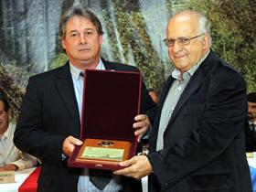 Dr. Antonio Laginestra recebe prêmio - Foto: AssCom CMT