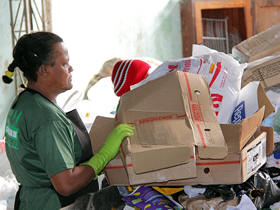 Catadores fazem a triagem do material - Foto: Jeferson Hermida