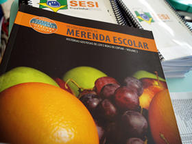 O material didático que será ofertado para as merendeiras - Foto: Marcelo Ferreira