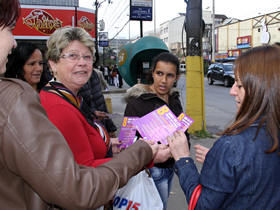 Folhetos explicativos sobre a Lei Maria da Penha - Foto: Vanusa Lima