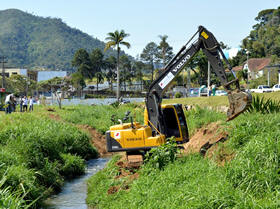 Limpeza do Rio Meudon, em frente  UPA - Foto: Davi Almada