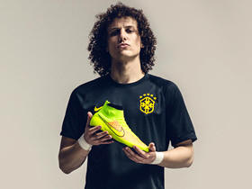 David Luiz e a chuteira autografada - Foto: Divulgao