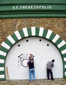 Equipe realiza pintura na boca do túnel - Foto: Davi Almada