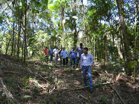 Vereadores na rea desmatada - Foto: AssCom CMT