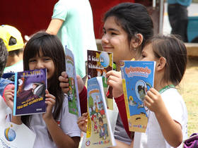 Todas as crianças saíram da tenda com, pelo menos, um livro - Foto: Jeferson Hermida