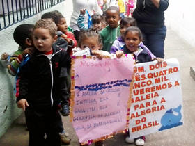 Creche Municipal Professora Rosália Martins envolvidos em uma animada eleição - Foto: Marcelo Ferreira