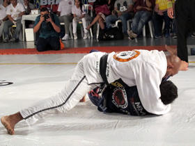 Delson Pé de Chumbo (Pitbull) impõe seu jogo contra Caio Almeida (Ryan Gracie Team) - foto: Claudia Rezende