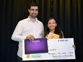 Sec. de Educação com a Professora Rocilene de Oliveira, vencedora da categoria Professor Inovador - Foto: Marco Esteves