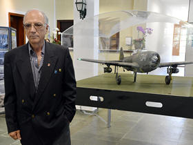 Brigadeiro Márcio Bhering com a réplica do avião Thunderbolt P-47 - Foto: Jeferson Hermida