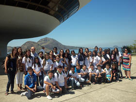 Alunos no MAC, em Niterói - Foto: Marcelo Ferreira