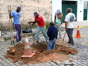 Ligação de esgoto executado na subida principal do Parque São Luiz - Foto: Vanusa Lima