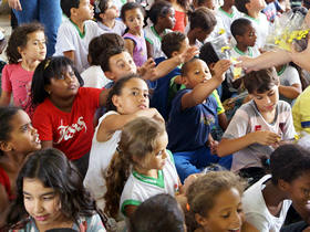 Alunos recebem os presentes - Foto: Marcelo Ferreira