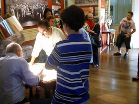Livros autografados no lançamento - Foto: Romildo Pires