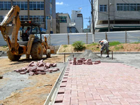 Operários preparam a quadra poliesportiva - Foto: Roberto Ferreira