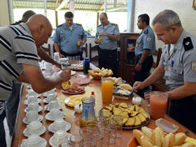 Confraternização na PM - Foto: Roberto Ferreira