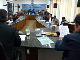 Leitura dos documentos na sessão de hoje - Foto: AssCom CMT