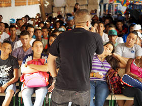 Sérgio Brum faz palestra para alunos da EJA - Foto: Marcelo Ferreira