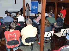Luciana Malard, advogada e consultora do Sebrae, tira dúvidas dos participantes - Foto: Marcelo Rosa