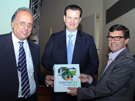 Governador Pezo e o subsecretrio de Meio Ambiente Leandro Coutinho entregam o Plano de Desenvolvimento Sustentvel de Terespolis ao Ministro das Cidades, Gilberto Kassab - Foto: Divulgao