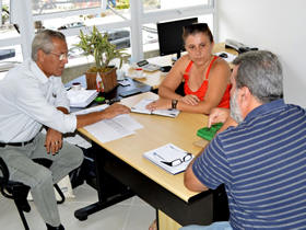 Representantes do Estado e do Município se unem para agilizar a instalação dos serviços básicos aos futuros moradores do conjunto habitacional - Foto: Jeferson Hermida