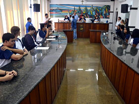 Jovens no plenário da Câmara - Foto: AssCom CMT
