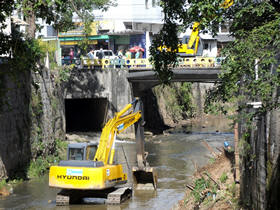 Escavadeiras hidráulicas trabalham na dragagem do Rio Paquequer - Foto: Roberto Ferreira