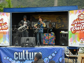 Artistas populares na festa - foto: Roberto Ferreira