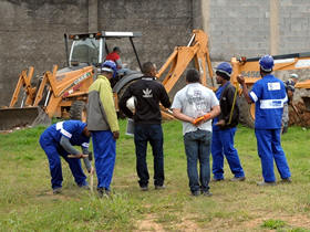 Trabalhos de medição e alinhamento do terreno - Foto: Roberto Ferreira