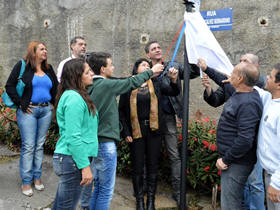 Amigos e familiares descerram a placa de rua - Foto: Roberto Ferreira