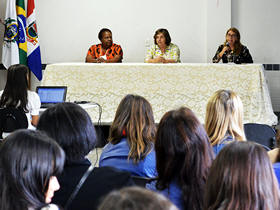 Maria da Conceição da Luz Ferreira, do Conselho Estadual; secretária de Desenvolvimento Social, Graça Granito, e presidente do Conselho Municipal de Assistência Social, Tania Iorio - Foto: Marcelo Rosa