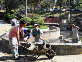 Limpeza total do lago da Praça Nilo Peçanha, no Alto - Foto: Roberto Ferreira