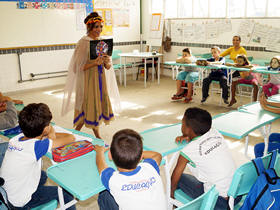 Marcia Cabral conta histrias com recursos cnicos - Foto: Marcelo Ferreira
