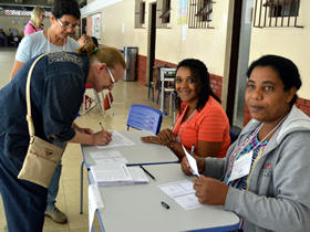 Eleitores aguardam para votar na eleio - Foto: AssCom PMT
