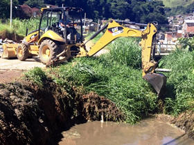 Limpeza do rio na Rua Tancredo Neves - Foto: PMT