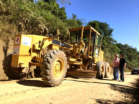Servio de recuperao da Estrada do Holliday - Foto: PMT