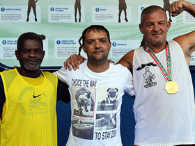Atletas de Teresópolis com o Sec. de Esportes (ao centro) - Foto: PMT