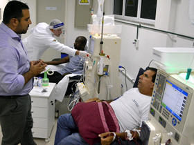 Julio Cesar Ambrosio, sec. de Saúde, conversa com pacientes no Centro de Diálise de Teresópolis - foto: AsCom PMT