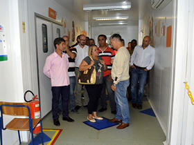 Prefeito conversa com usuários - Foto: AsCom PMT