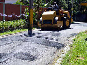Operação tapa-buracos na Estrada Araquem, na Granja Guarani - foto: AssCom PMT